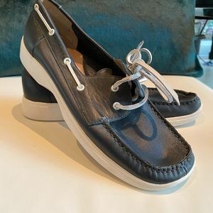 Like new navy boat shoes, 8